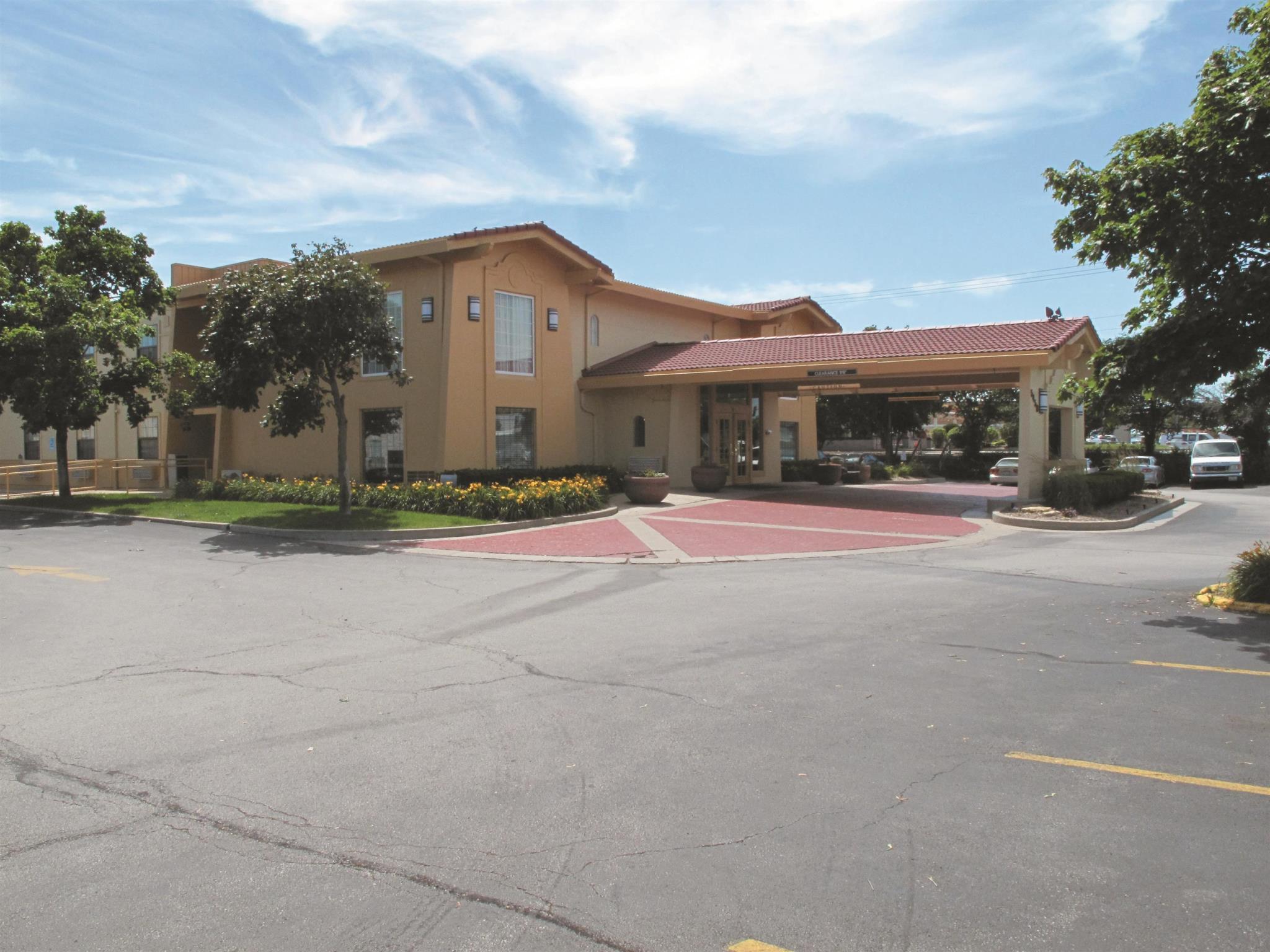 La Quinta Inn By Wyndham Moline Airport Exterior photo